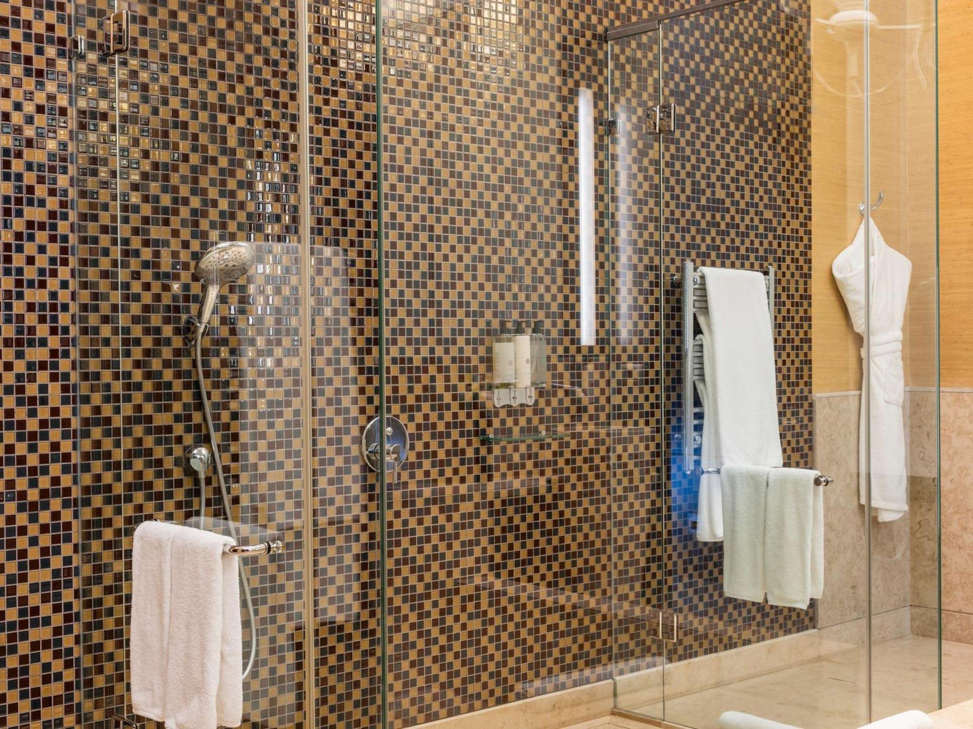 Sofitel Montevideo Casino Carrasco & Spa ภายนอก รูปภาพ A shower with a sliding door